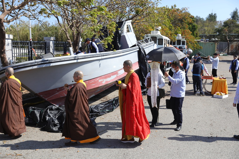 Les familles des deux  Chinois décédés lors du chavirement d'un hors-bord le 14 février, au large de Kinmen, se sont rendues à Kinmen le 20 février pour une cérémonie religieuse (photo : CNA)