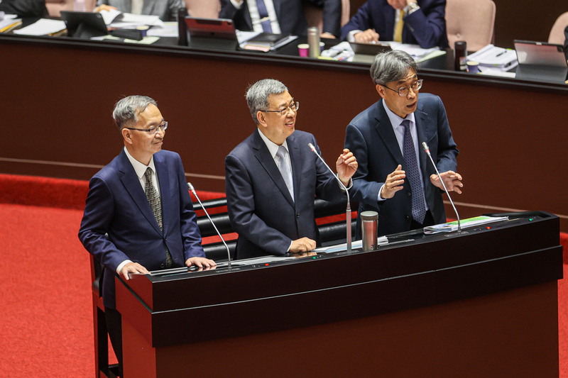 Le Premier ministre Chen Chien-jen (au centre) répond aux questions des députés de la nouvelle législature (photo CNA)