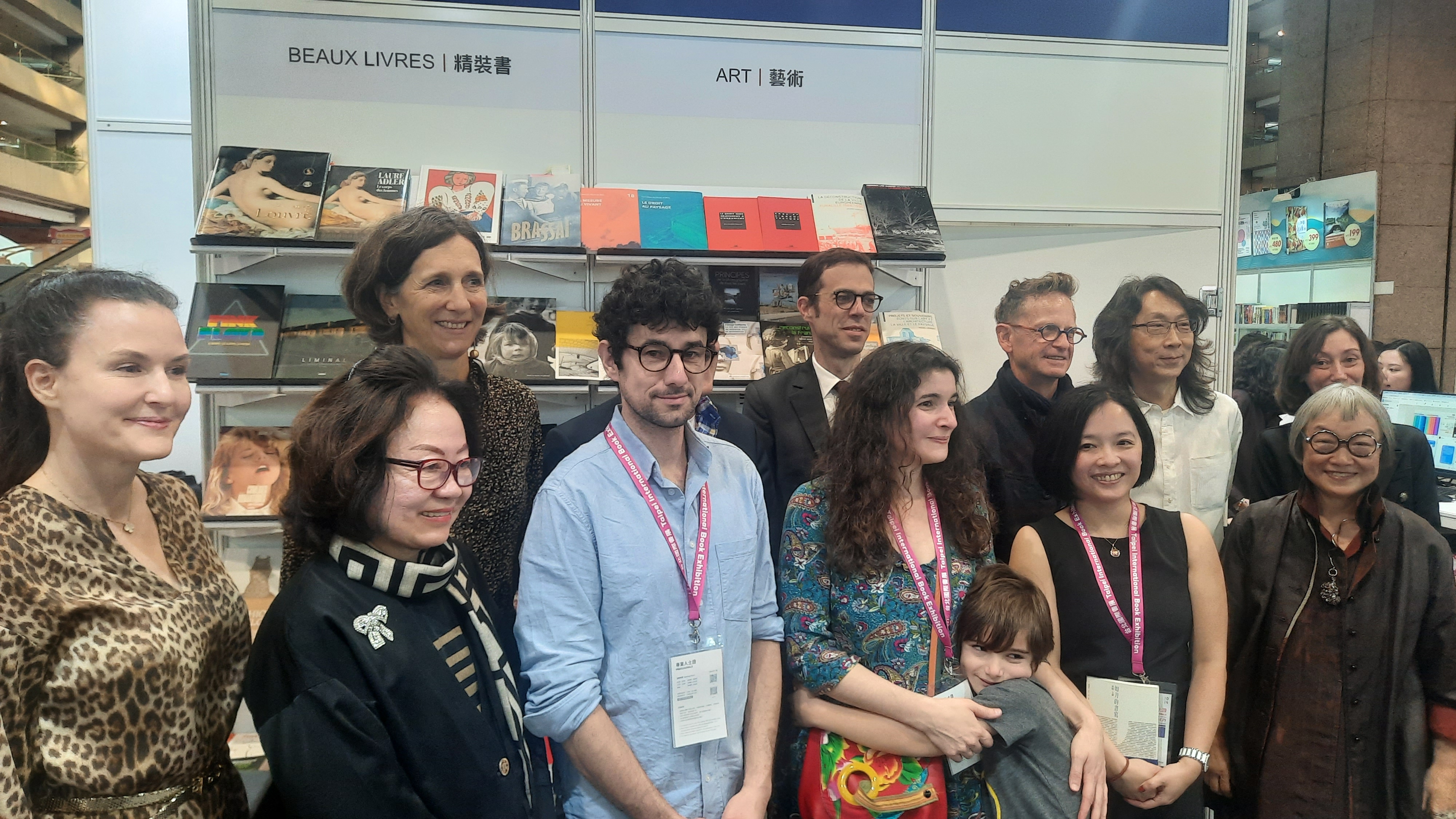 Inauguration du pavillon français au TIBE 2024 en présence de plusieurs auteurs, ainsi que de l'équipe du Bureai français de Taipei, et de l'ancienne ministre de la Culture Chen Yu-Hsiu notamment(photo Floriane Dai pour RTI)