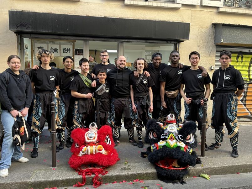 Ghyslain Kuehn a mené une troupe de danse du lion dans les rues de Paris à l'occasion des festivités du Nouvel an lunaire (photo : CNA)