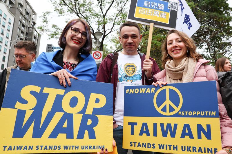 Lors du 2e anniversaire de l'invasion de l'Ukraine par la Russie, des manifestants montrent leur soutien à l'Ukraine à Taipei  (photo : CNA)