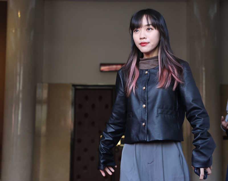 Huang Jie (黃捷), députée du parti DPP, s'exprime devant le Parlement (image : CNA)