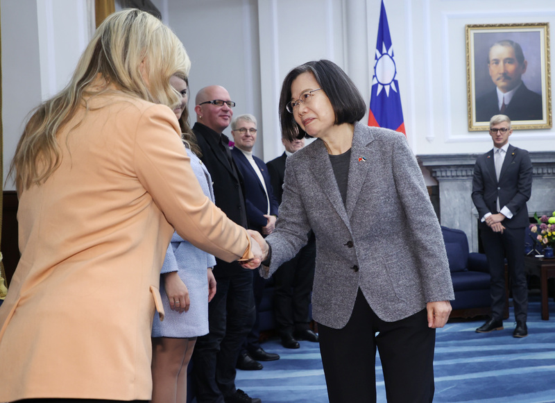 La présidente taïwanaise Tsai Ing-wen (蔡英文) a reçu ce matin au palais présidentiel la délégation parlementaire estonienne actuellement en visite à Taïwan (Image : CNA)