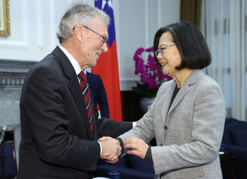 La présidente Tsai Ing-wen reçoit Tom Daschle au palais présidentiel (photo CNA)