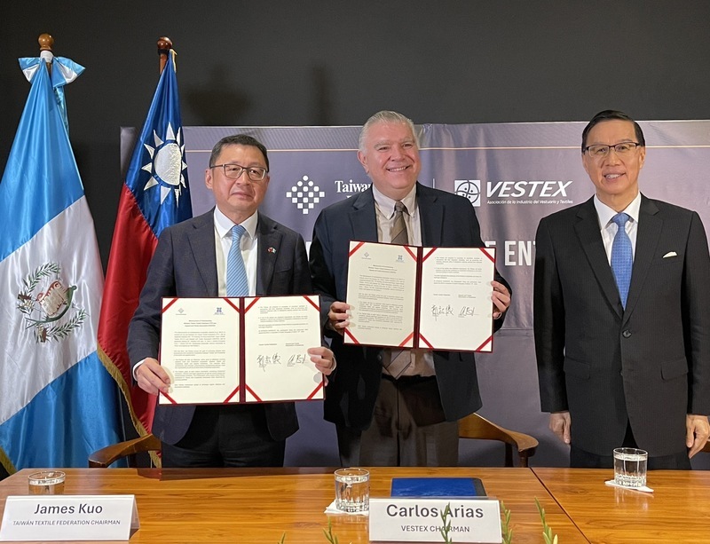 Le président du Lealea Group James Kuo (à g.) signe avec le président de la VESTEX Carlos Arias (à d.) un protocole d'entente de coopération (photo CNA)