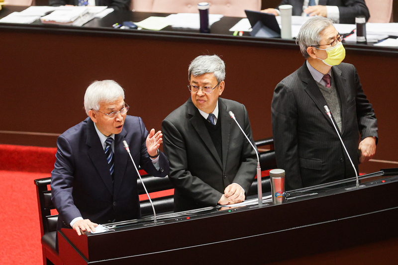 Le gouverneur de la Banque centrale, Yang Chin-long, répond aux questions des députés le 19 mars 2024 (photo CNA)