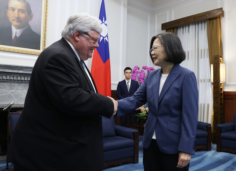 La présidente Tsai Ing-wen (droite) reçoit le chef de la délégation du Parlement européen pour les relations avec la Chine Reinhard Butikofer (photo CNA)
