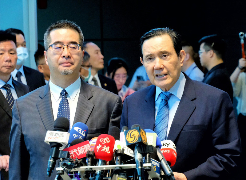 L'ancien président Ma Ying-jeou (à d.) s'exprime avant de s'envoler pour la Chine (photo, CNA)