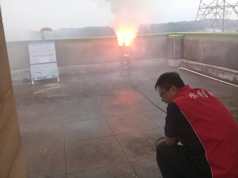 Les techniciens profitent de la présence de masses de nuages pour procéder à l'ensemencement des nuages (photo, CNA)
