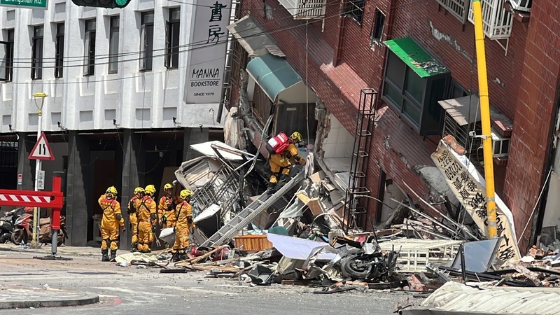 Secours portés pour l'évacuation d'un immeuble à Hualien après le séisme (photo CNA)