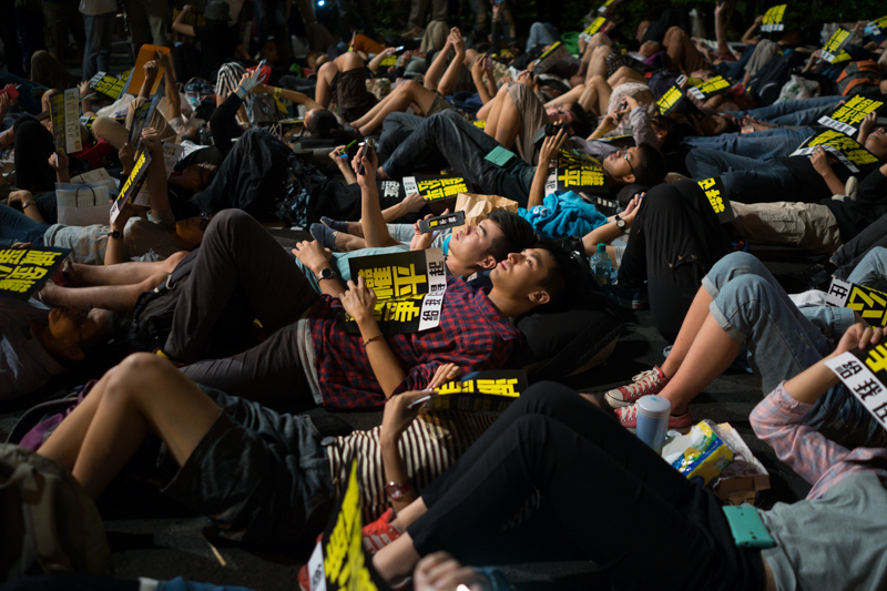 Manifestation... couchée du Mouvement des escargots sans coquille, fin 2014, à Taipei, devant The Palace, pour protester contre le prix exorbitant des logements comparé aux salaires (photo : Sasa)