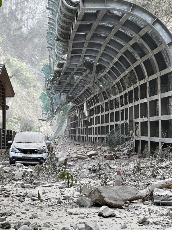 Dégâts dus au séisme du 3 avril 2024 sur le sentier Yanzikou dans le Parc national de Taroko à Hualien (photo : CNA)