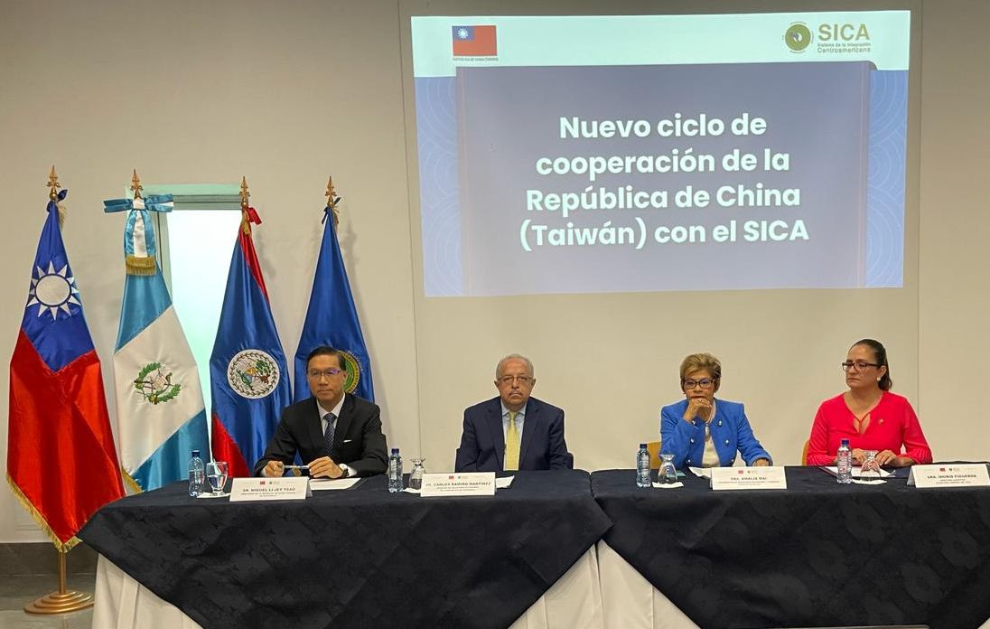 Cérémonie à Guatemala marquant le lancement de sept projets de coopération entre Taïwan et le SICA (photo, ambassade taïwanaise au Guatemala)