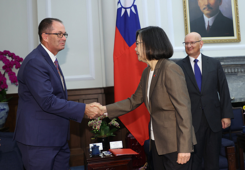 La présidente Tsai Ing-wen reçoit les députés australiens Shayne Neumann (à d.) et Andrew Wallace (à g.) au palais présidentiel (photo, CNA)
