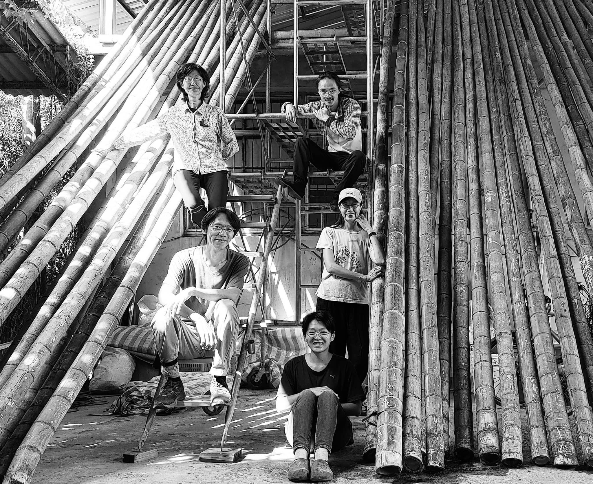 Iris (劉嫈琦) et A-Yao (莊逸堯), en haut en en bas sur la gauche, avec leurs partenaires et les volontaires sur le projet de pavillon en bambou à Douliu à l'occasion du Congrès Mondial du Bambou (photo : 自然心地)