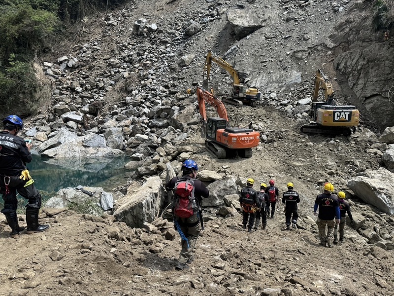 Les secours déblaient les éboulements pour retrouver des personnes disparues sur le sentier Shakadang, dans le parc de Taroko (photo CNA)