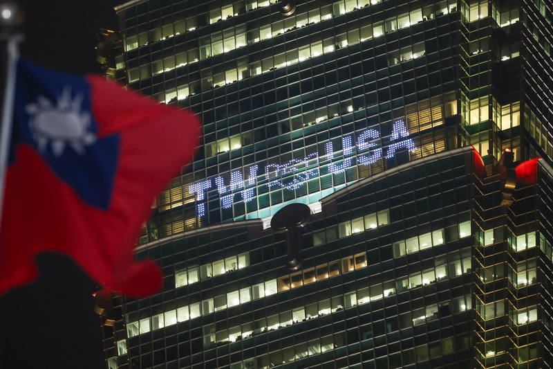 À l'occasion du 45e anniversaire du Taiwan Relations Act, la Tour 101 de Taipei a été illuminée aux couleurs de l'amitié Taïwan-USA le 10 avril dernier (photo : CNA)