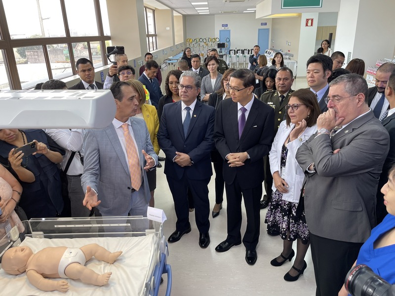 Inauguration d’une aile de l'hôpital San Juan De Dios dédiée aux soins des nouveau-nés au Guatemala par le président Bernardo Arévalo (droite) (photo CNA)