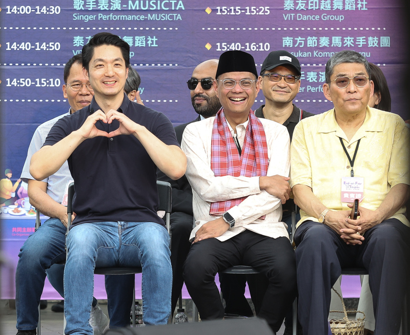 Le maire de Taipei Chiang Wan-an (1er plan, à g.) assiste à la réunion de l'Aïd al-Fitr (photo, CNA)