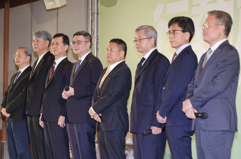 Le futur Premier ministre Cho Jung-tai (4e à partir de la gauche) aux côtés de son équipe économique annoncée aujourd’hui (photo : CNA)