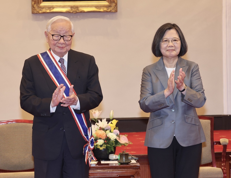 Le fondateur de TSMC Morris Cgang décoré de l’ordre Sun Yat-sen par la Présidente Tsai Ing-wen pour ses contributions au service de la nation (photo CNA)