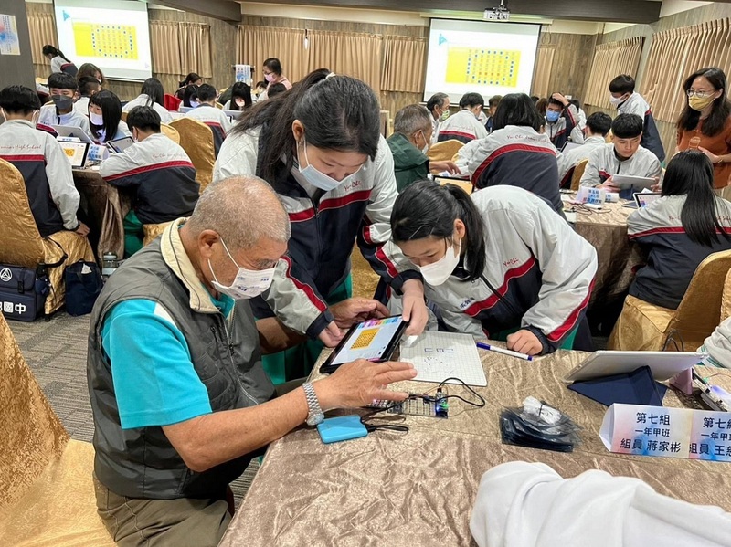 Des personnes âgées expérimentent des connexions à l'internet (Photo CNA)