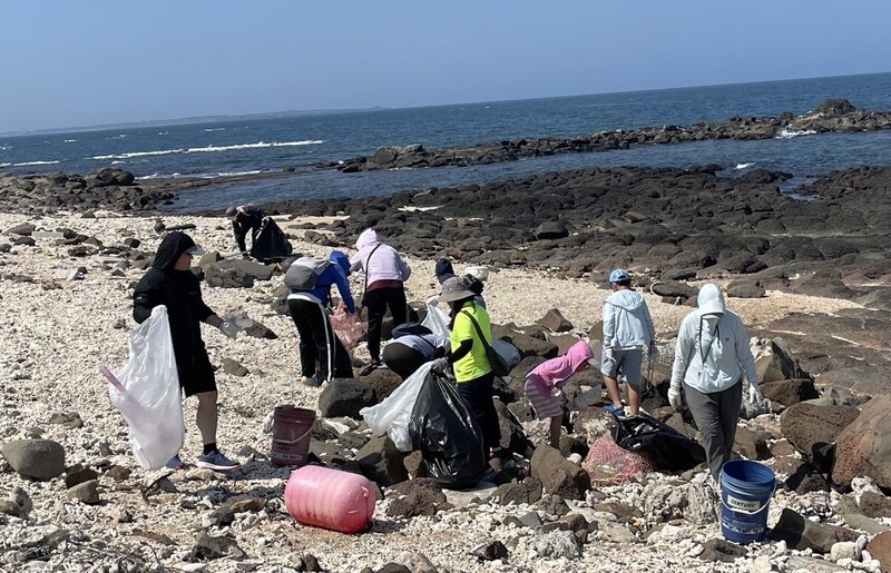De nombreuses activités sont organisées ce 22 avril pour la Journée de la Terre, y compris de nettoyage des plages, comme sur cette photo à Penghu (photo CNA)