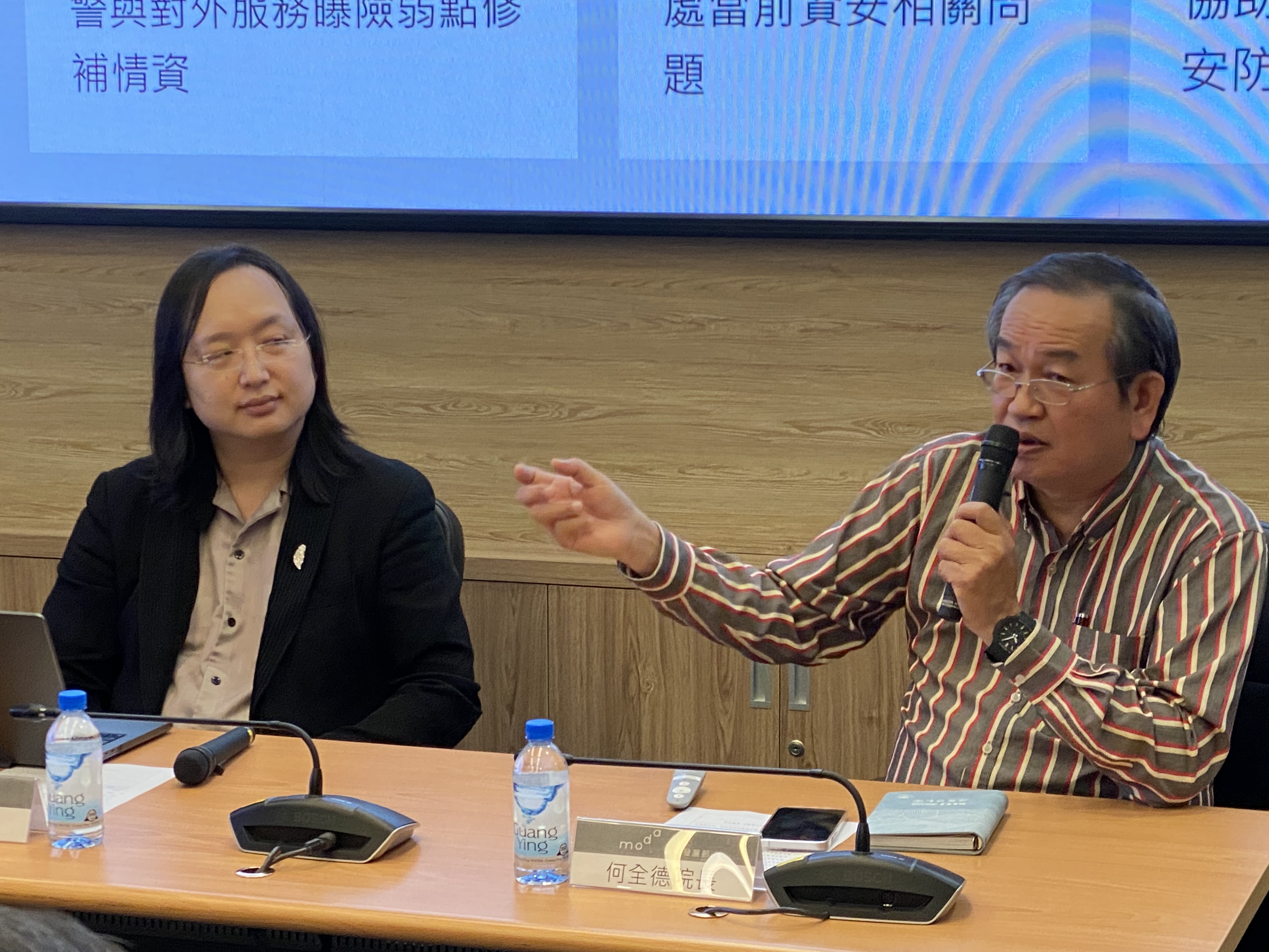 Le directeur de l'Institut national pour la cybersécurité Ho Chuan-te et la ministre du Numérique Audrey Tang  (photo Rti)