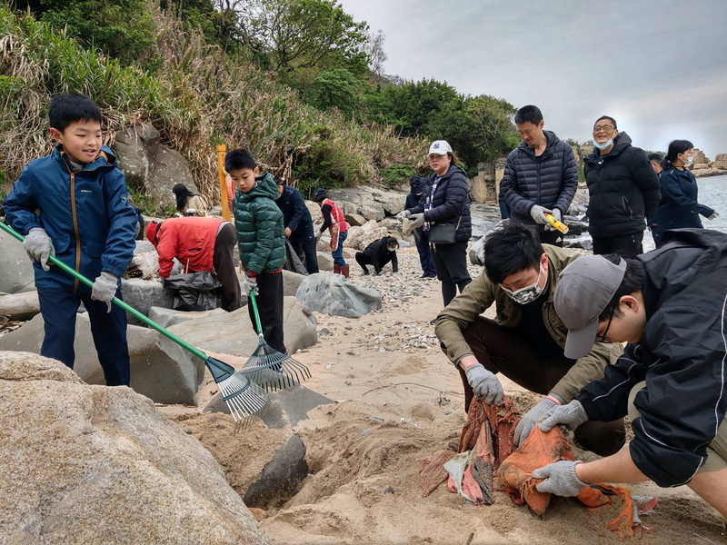 Nettoyage d'une plage de Matsu (Image : CNA)