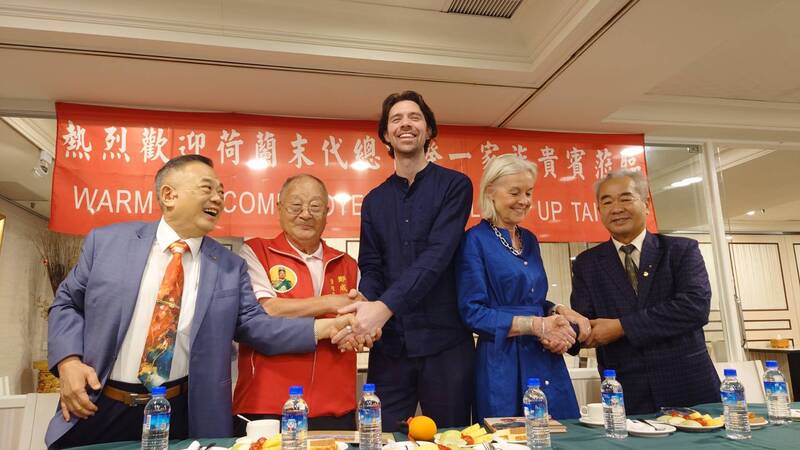 Poignée de main entre les descendants du dernier gouverneur néerlandais à Tainan et les descendants du général Koxinga, au sanctuaire Koxinga de Tainan, pour le 400e anniversaire de la ville (photo : CNA)