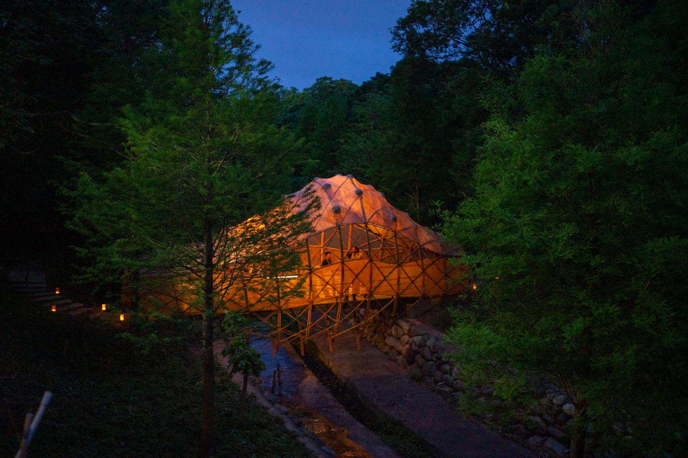 Le pont cocon, une oeuvre du jeune designer Kuo En-kai, exposée à l'Université Yangming Chiaotung à Hsinchu pendant le Congrès Mondial du Bambou (photo : Sasa) - les photos sont en mode diaporama