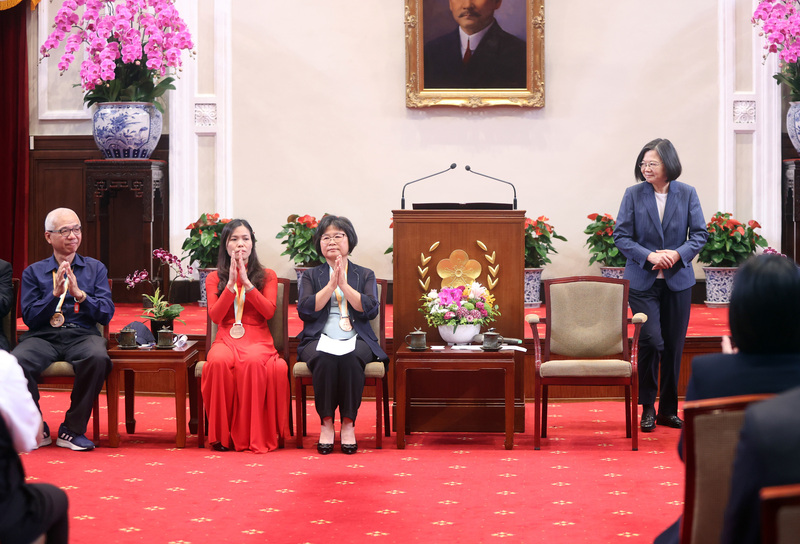 A la veille du 1er mai, la Fête du Travail, la Présidente Tsai Ing-wen a rencontré des travailleurs “modèles” et leurs familles, qu’elle a remerciés, au nom du gouvernement, pour leur contribution au développement de Taïwan (photo : CNA)