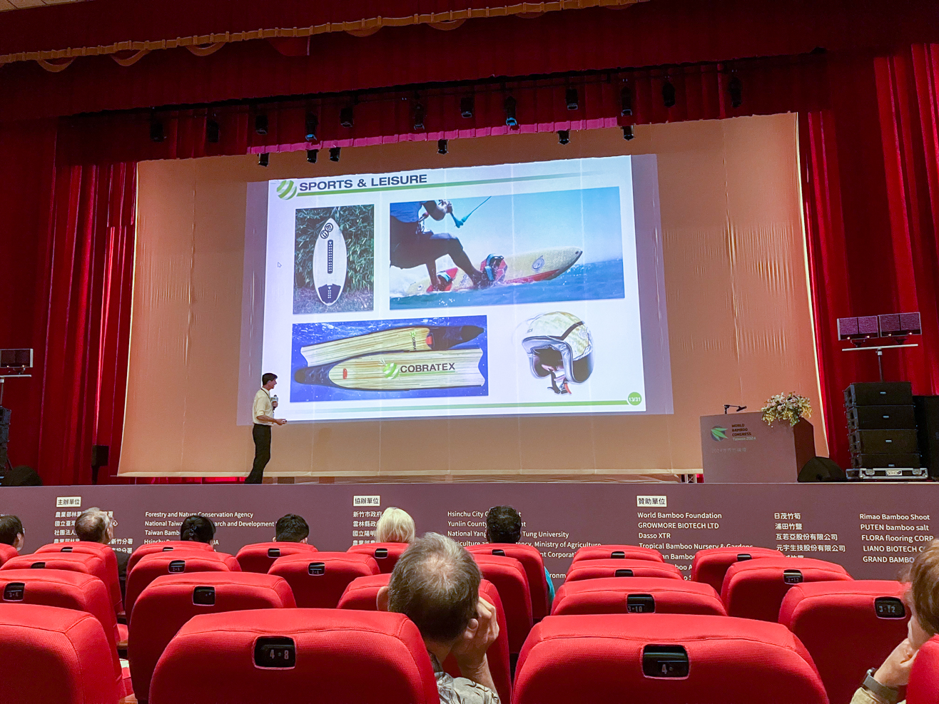 Présentation d'Edouard Sherwood, fondateur de l'entreprise française Cobratex, lors du 12e Congrès Mondial du Bambou à Taïwan, en avril 2024 (photo : Sasa)
