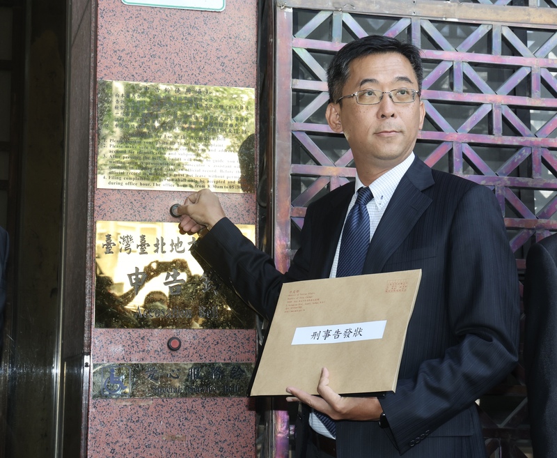Roy Hsu, directeur adjoint du Département des traités et du droit du ministère des Affaires étrangères, a porté plainte le 7 mai 2024 contre la députée du KMT Hsu Chiao-hsin auprès du Parquet de Taipei, au motif qu’elle a dévoilé devant les médias une partie d'un accord d'aide à l'Ukraine via la République tchèque qui est classé confidentiel (photo : CNA)