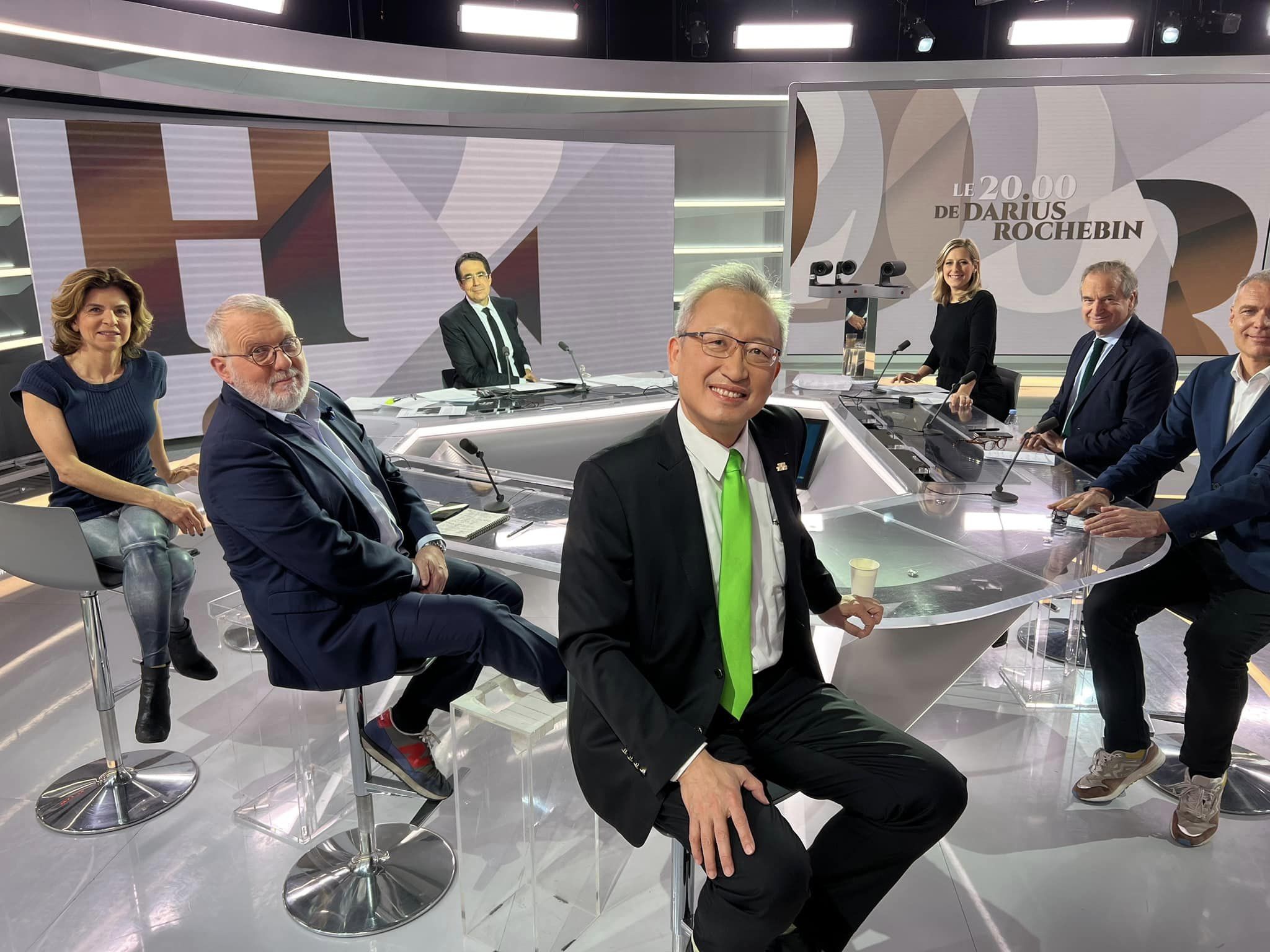 L'ambassadeur François Wu Chih-chung, représentant de Taïwan en France (au premier plan) lors d'une interview par LCI en mai 2024 (photo : page FB de Wu Chih-chung)