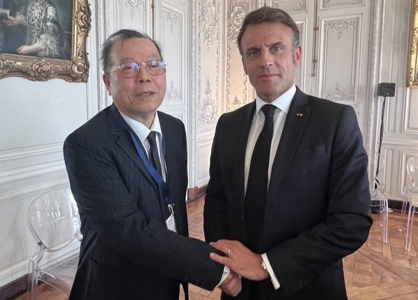 Frank Huang, président de Powerchip Semiconductor Manufacturing Corporation (PSMC) a rencontré Emmanuel Macron lors du Sommet Choose France 2024 (photo : CNA)