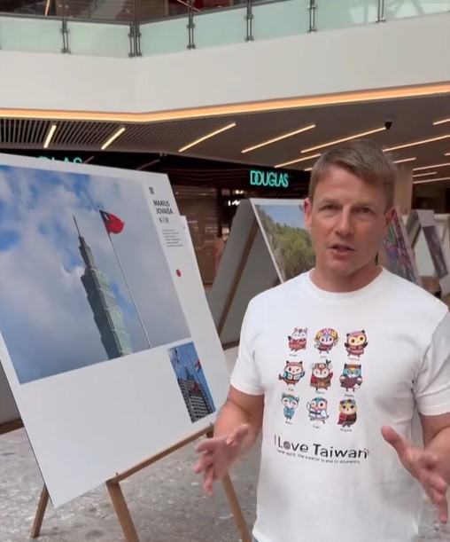 Le photographe lituanien Marius Jovaiša (Photo FB de Marius Jovaiša) à l'exposition « Taiwan Two and Two »