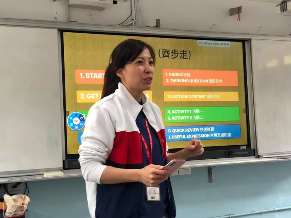 Sally explique aux professeurs taïwanais comment appliquer l'enseignement bilingue en classe (photo : aimable crédit)