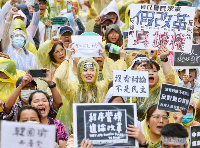 Des milliers de manifestants se sont réunis autour du Yuan législatif (ainsi que dans plusieurs villes taïwanaises) le 28 mai, dernier jour de l'examen des amendements renforçant les pouvoirs du Parlement, qu'ils considèrent comme ouvrant potentiellement la voie à des abus de pouvoir (photo : CNA)