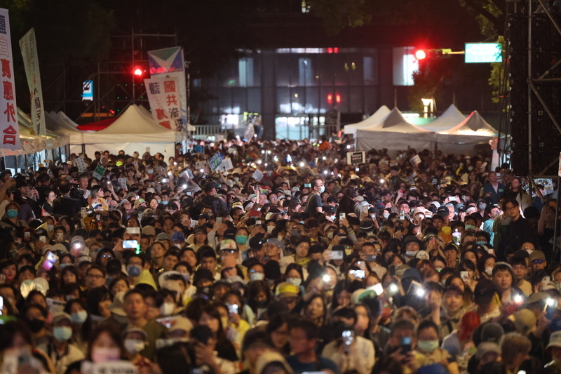 La foule lors de la manifestation contre les propositions de loi de réforme du Parlement autour du Parlement (Photo CNA)
