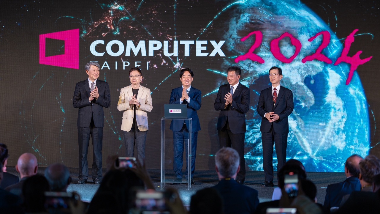 Le président Lai Ching-te (au centre)  assiste à  l'ouverture du Salon Computex 2024 (photo: présidence)