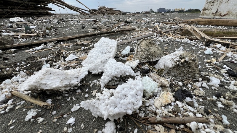 Des déchets en polystyrène sur la plage à Tainan (Photo CNA)