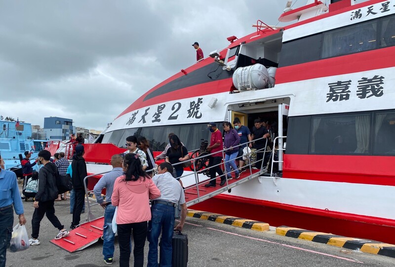 Les touristes se ruent sur les Pescadores pour le congé de la fête des bateaux-dragons  (Image  : CNA)