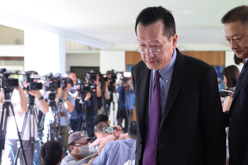 Le ministre de la Défense, Wellington Koo, interrogé par la presse au sujet du hors-bord chinois intercepté dans l'estuaire de la rivière Tamsui (photo : CNA)