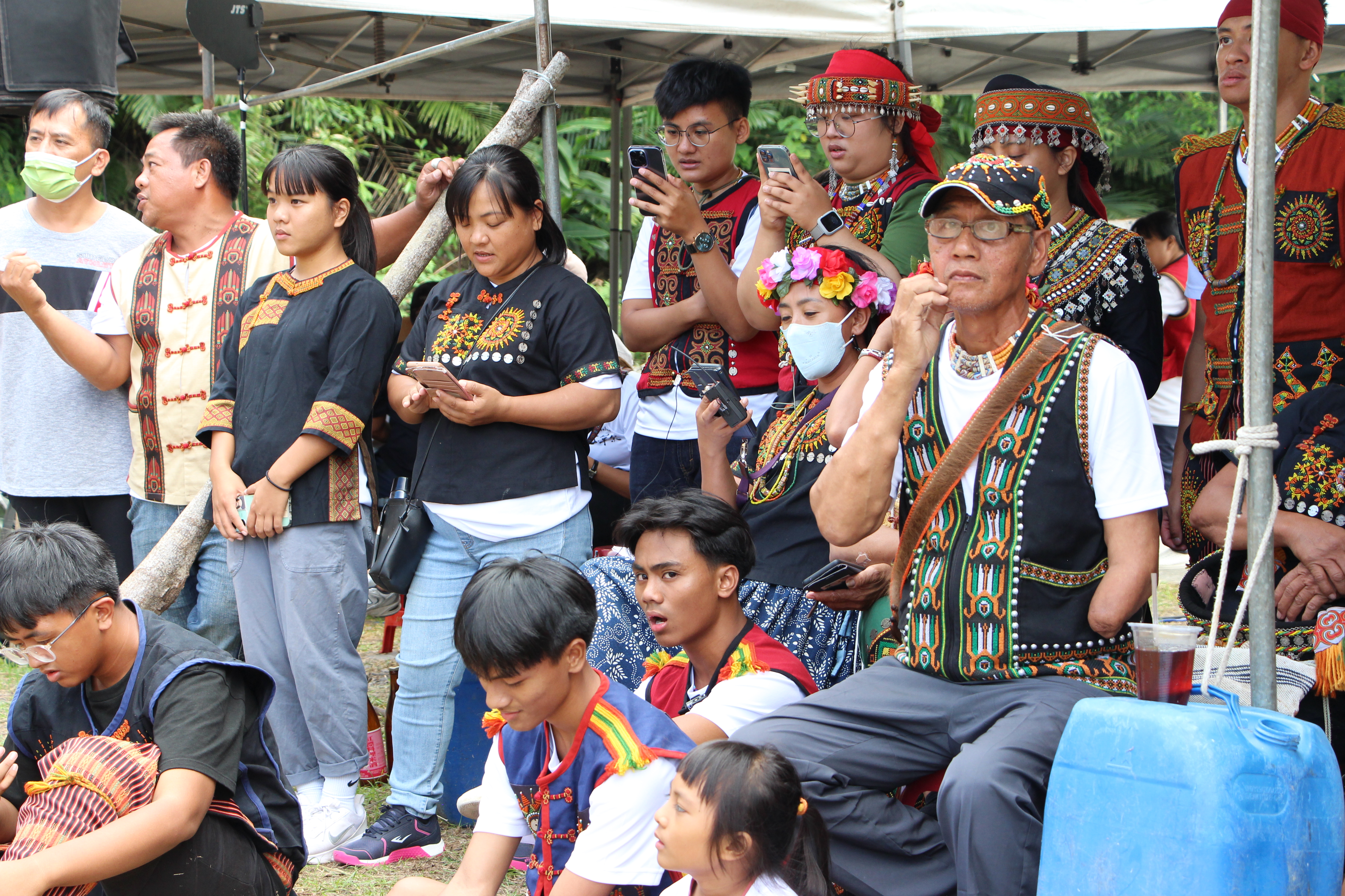 Des néologismes sont nécéssaires pour désigner les objets nouveaux dans les langues autochtones, comme par exemple le mot smartphone (photo Rti, village de Tuban)