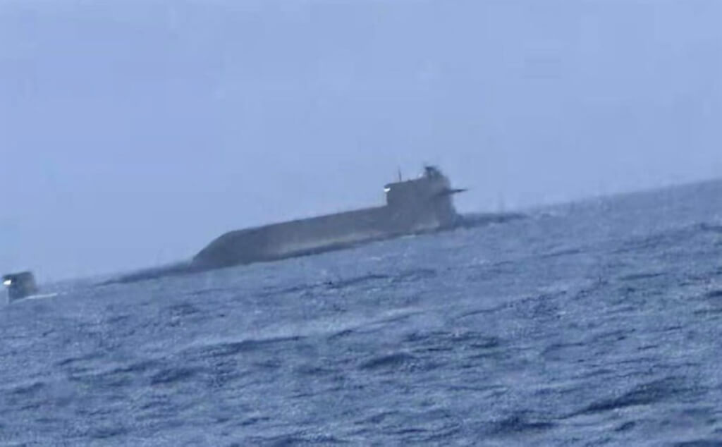 Des pêcheurs taïwanais ont aperçu un sous-marin nucléaire chinois faire surface à proximité de la ligne médiane du détroit de Taïwan le 18 juin 2024 (photo fournie par les pêcheurs)