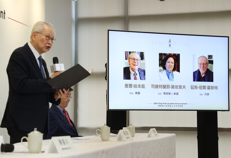 Les trois récipiendaires du Prix Tang 2024 en biochimie, à l'écran (photo CNA)