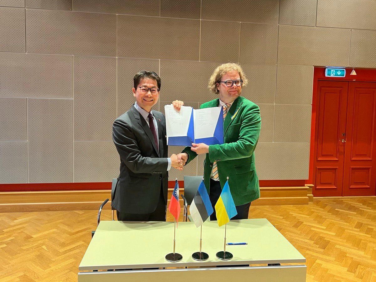 Le représentant taïwanais en Lettonie Andrew Lee (李憲章) avec Klen Jaarats, directeur  du Centre estonien de développement international (ESTDEV) (Photo fournie par la représentation taïwanaise en Lettonie)