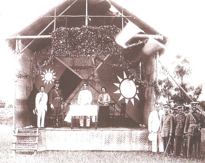 Cérémonie d'inauguration de l'Académie Whampoa en juin 1924. On voit sur la photo Sun Yat-sen et Chiang kaï-shek (Image : domaine public)