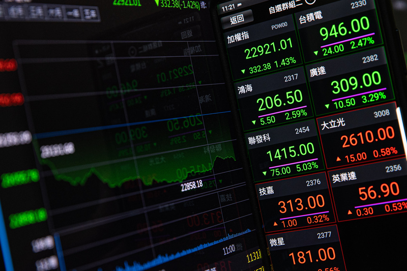 TSMC, Foxconn et d'autres compagnies taïwanaises dans le domaine des semi-conducteurs dégringolent (en vert, les baisses) (photo CNA)